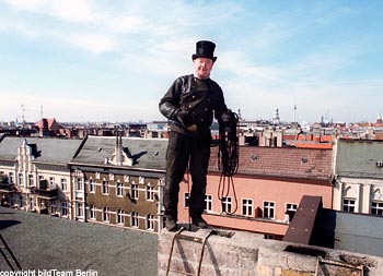 Schornsteinfeger auf dem Dach